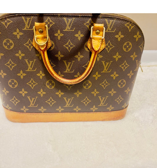 Preloved Louis Vuitton Canvas Monogram Ama PM bag.